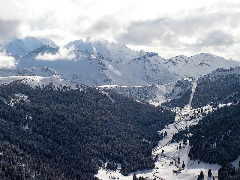 Włochy, 2006.02.19-25 099.jpg - A tu widać jak poprowadzone są drogi w tym górzystym terenie. Przy niektórych wariantach szusowania, takie drogi przechodzi się w poprzek nie zdejmując nart z nóg.